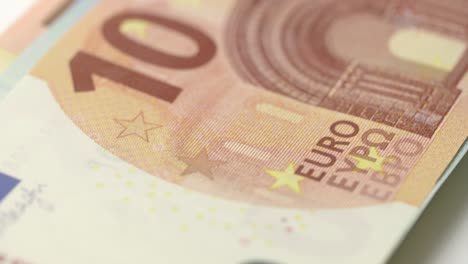 Langsames-Makro-Tracking-über-Stapel-Von-Euro-Banknoten