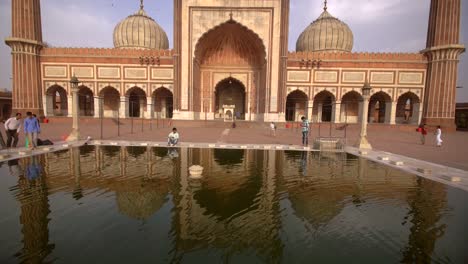 Reflejo-de-Jama-Masjid-en-una-piscina