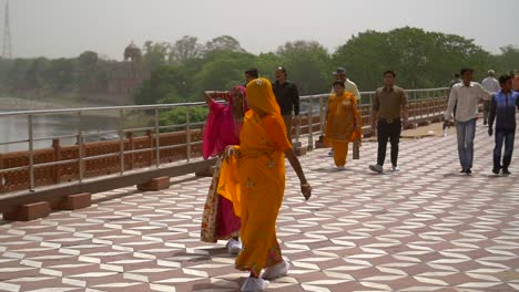 Zeitlupenaufnahme-Von-Zwei-Frauen-In-Saris-Zu-Fuß