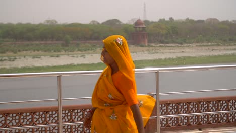 Zeitlupenaufnahme-Einer-Frau-In-Einem-Orangefarbenen-Sari