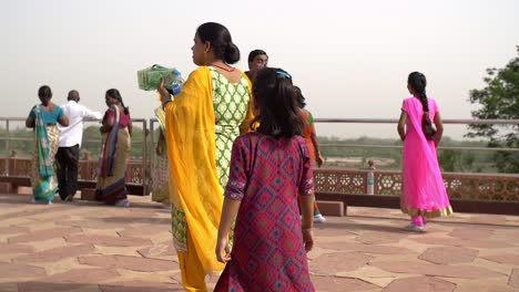 Joven-india-chica-caminando