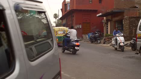 Toma-panorámica-del-tráfico-en-una-intersección-india