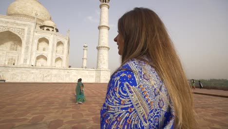 Umkreisende-Aufnahme-Von-Zwei-Frauen-Im-Taj-Mahal