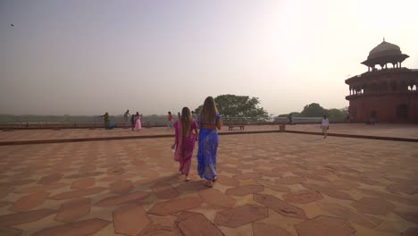 Zwei-Frauen-In-Saris-Gehen-Weg