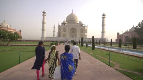 Gente-caminando-hacia-el-Taj-Mahal