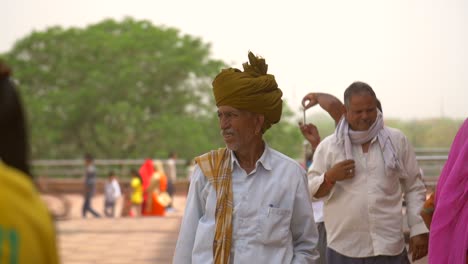 Anciano-indio-rascarse-la-nariz