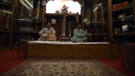 Zwei-Männer-Spielen-Indische-Musik-In-Einem-Musikladen