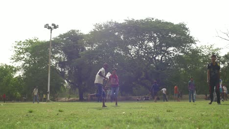 Junge-Schlägt-Einen-Cricketball-Mit-Einem-Schläger-Ball