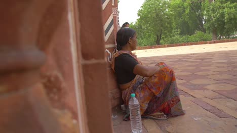 Enthüllen-Aufnahme-Einer-älteren-Indischen-Frau,-Die-Sitzt