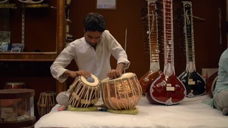 Hombre-indio-tocando-tabla