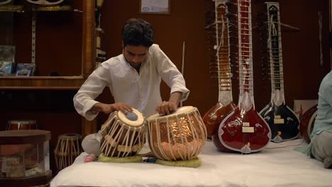 Indischer-Mann,-Der-Tabla-Spielt