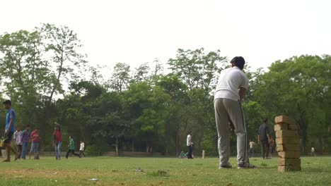 Hombre-bateando-en-un-juego-de-cricket-en-India