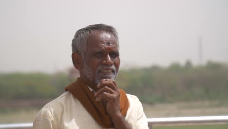 Anciano-indio-frotando-su-barba