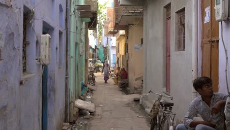 Mujer-caminando-por-el-callejón-indio
