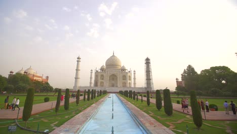 Toma-de-mano-del-Taj-Mahal