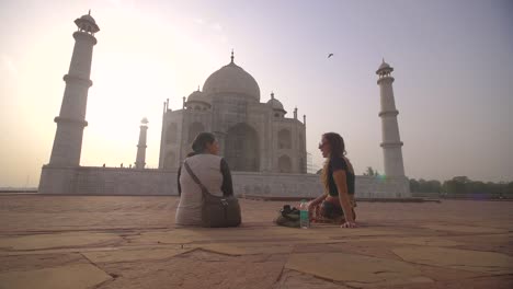 Dos-mujeres-sentadas-junto-al-Taj-Mahal
