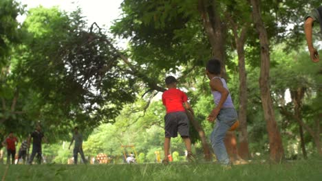 Indische-Kinder,-Die-Fußball-In-Einem-Park-Spielen