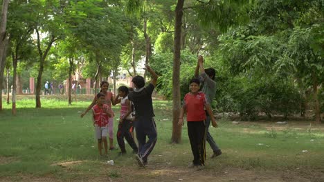 Indische-Kinder-Feiern-In-Einem-Park