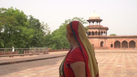 Dama-india-vestida-tradicionalmente-caminando