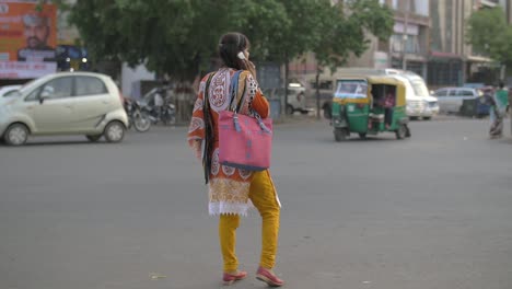 Indian-Woman-Talking-on-the-Teléfono