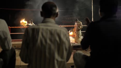 Menschenmenge,-Die-Die-Ganga-Aarti-Zeremonie-Beobachtet