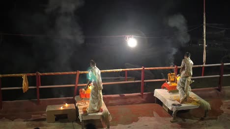 Varanasi-Bei-Der-Ganga-Aarti-Zeremonie