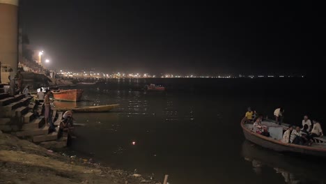 Enfoque-Pull-de-la-orilla-del-río-Ganges-en-la-noche