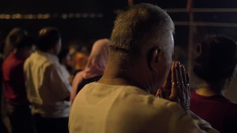 Ein-Mann,-Der-Bei-Einer-Religiösen-Zeremonie-In-Varanasi-Betet