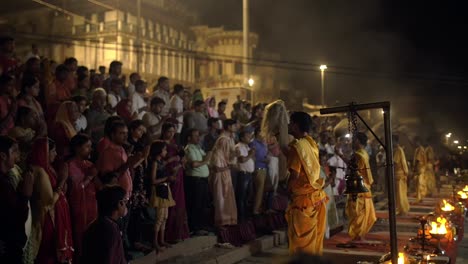 Männer-Und-Frauen-Beten-Bei-Der-Zeremonie-In-Varanasi