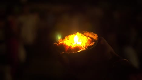 Puja-Kerze-Und-Blumen-Bei-Der-Zeremonie-In-Varanasi