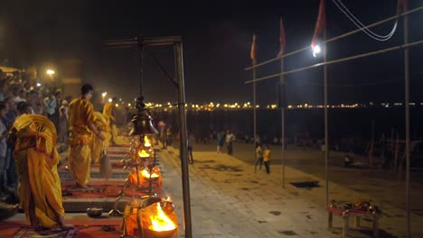 Frauen,-Die-Die-Reinigende-Flamme-Bei-Ganga-Aarti-.-Anbeten