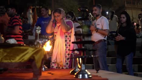 Anbetung-Der-Reinigenden-Flamme-Bei-Der-Zeremonie-In-Varanasi