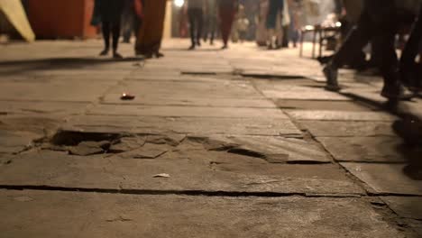 Gente-caminando-en-la-calle-en-la-India-en-la-noche