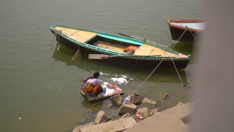 Frau-Beim-Wäschewaschen-In-Ganges-Varanasi