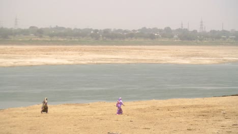 Zwei-Frauen-Zu-Fuß-Entlang-Des-Flussufers-In-Varanasi