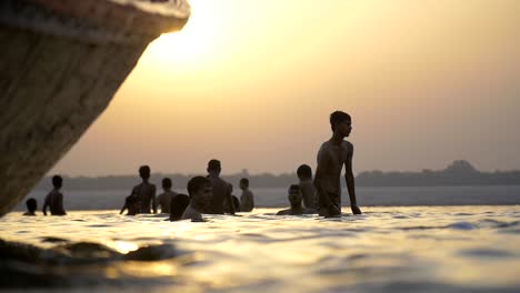 Men-Bathing-in-Río-Ganges-in-Varanasi