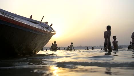 Indian-Boys-Paddle-en-el-Ganges