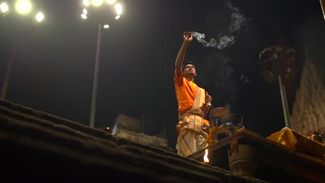 Hombre-agita-incienso-en-la-ceremonia-de-Ganga-Aarti