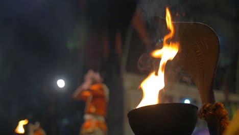 Flammen-In-Einer-Dekorierten-Zeremonienschale