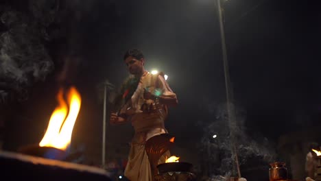 Mann-Führt-Zeremonielle-Gesten-Der-Ganga-Aarti-Durch