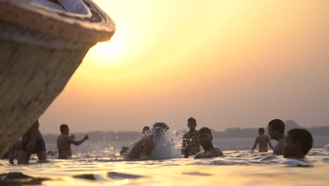 Junge-Männer-Baden-Im-Ganges