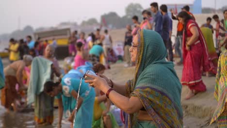 Mujer-vertiendo-agua-bendita-en-el-Ganges