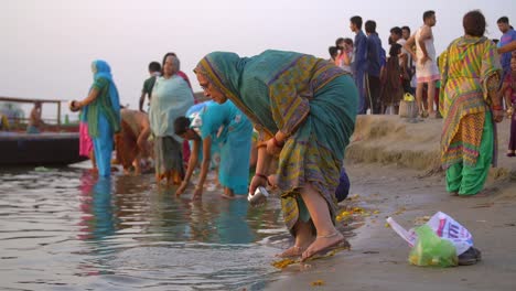 Frau-Schöpft-Wasser-Aus-Den-Ganges