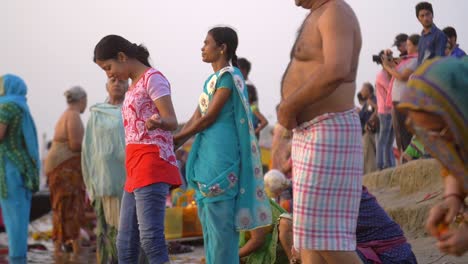Menschenmenge-Am-Ufer-Des-Ganges