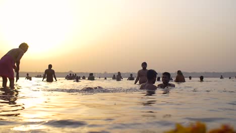 Gente-en-el-Ganges-al-atardecer