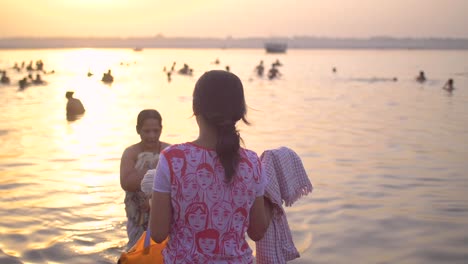 Mädchen,-Das-Der-Frau-Im-Ganges-Handtuch-überreicht