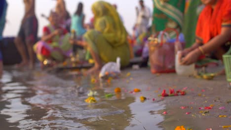 Tiro-de-bajo-nivel-de-bolsas-de-flores-por-el-Ganges