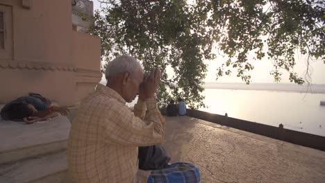 älterer-Mann,-Der-In-Der-Nähe-Des-Ganges-Betet