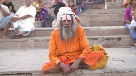 Sadhu-indio-sentado-con-las-piernas-cruzadas