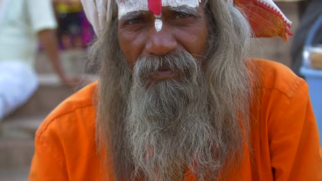 Schwenk-Von-Sadhus-Händen-Ins-Gesicht